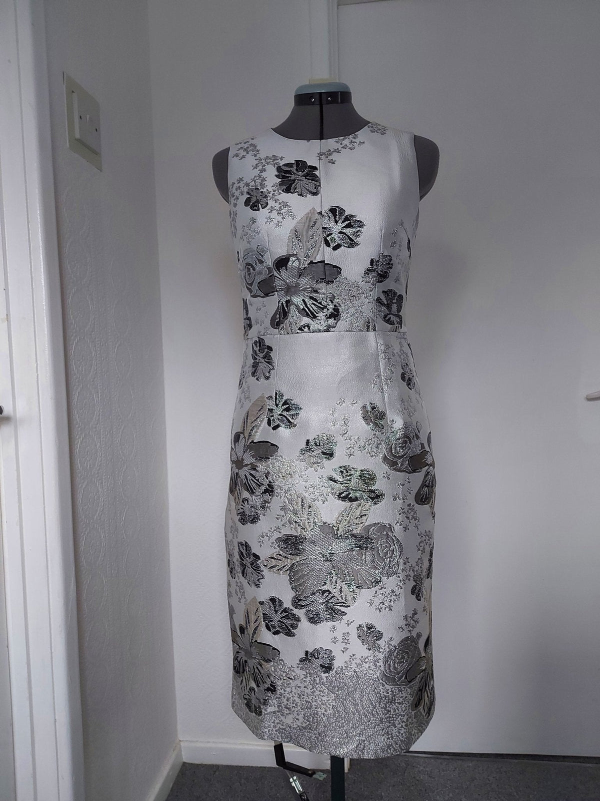 The silver jacquard mum dress and long coat suit